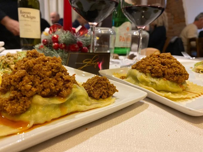 Tortelli maremmani al ragù, specialità di Ghigo, Grosseto. Ristorante tipico maremmano.