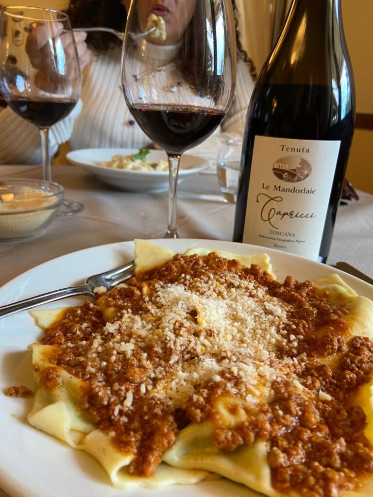 Tortelli maremmani al ragù, vino rosso Le Mandorlaie. Ristorante tipico a Grosseto, Toscana.