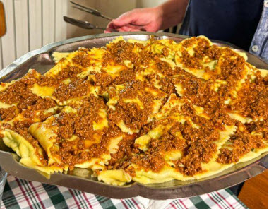Tortelli maremmani al ragù, specialità di Adria a Poggioferro, Grosseto.