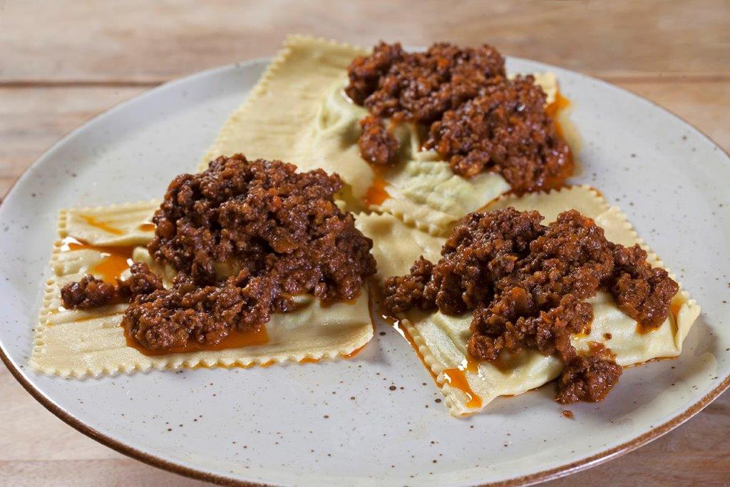 Tortelli maremmani fatti in casa con ragù di carne. Specialità della Maremma grossetana.
