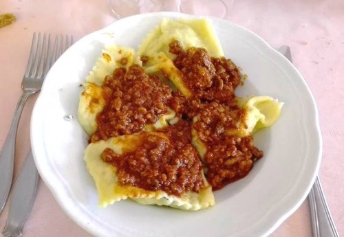 Tortelli maremmani al ragù, piatto tipico toscano. Ristorante Macchiascandona, Grosseto.