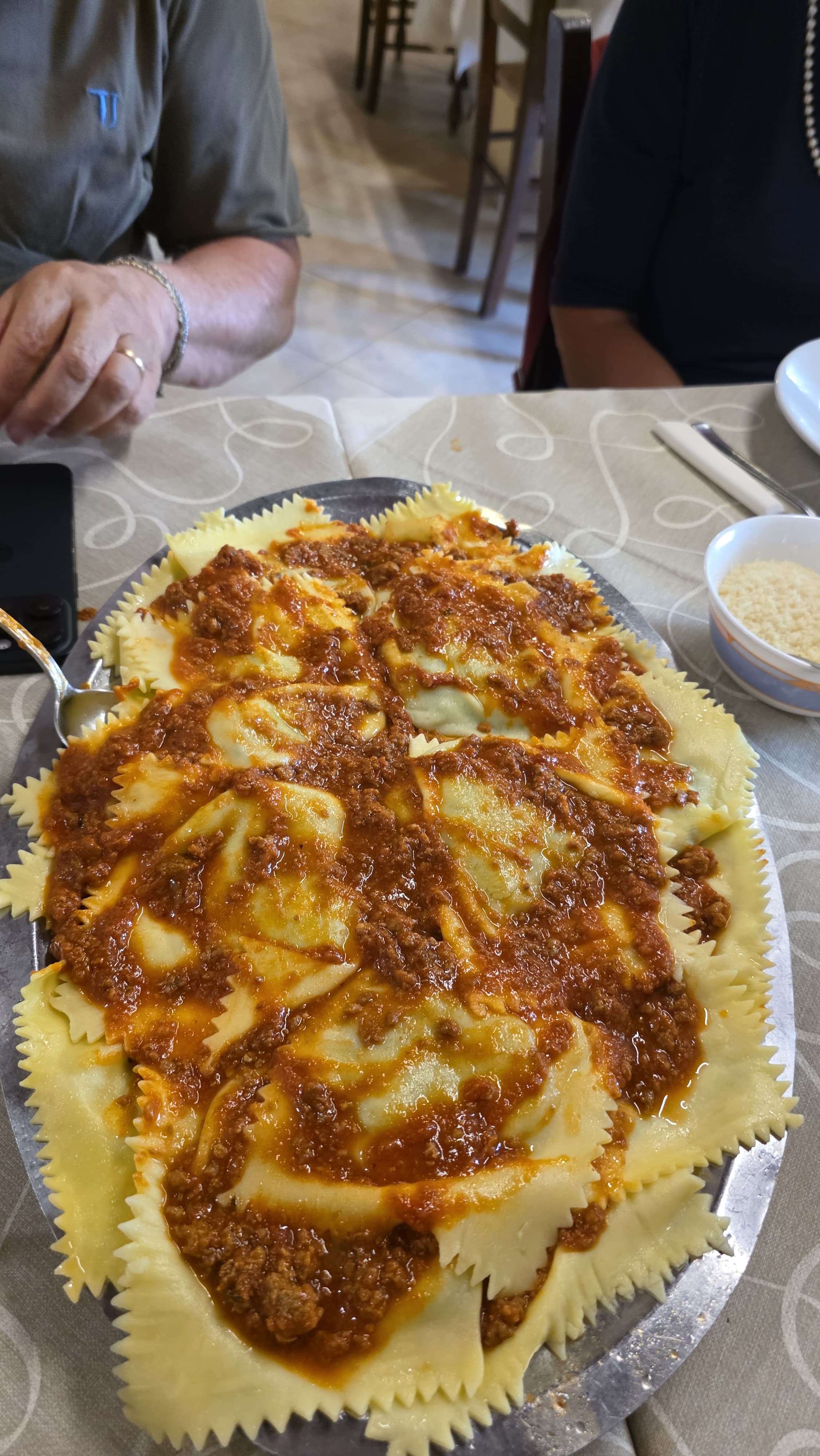 Tortelli maremmani al ragù, specialità di Grosseto. Pasta fresca ripiena, cucina tipica toscana.