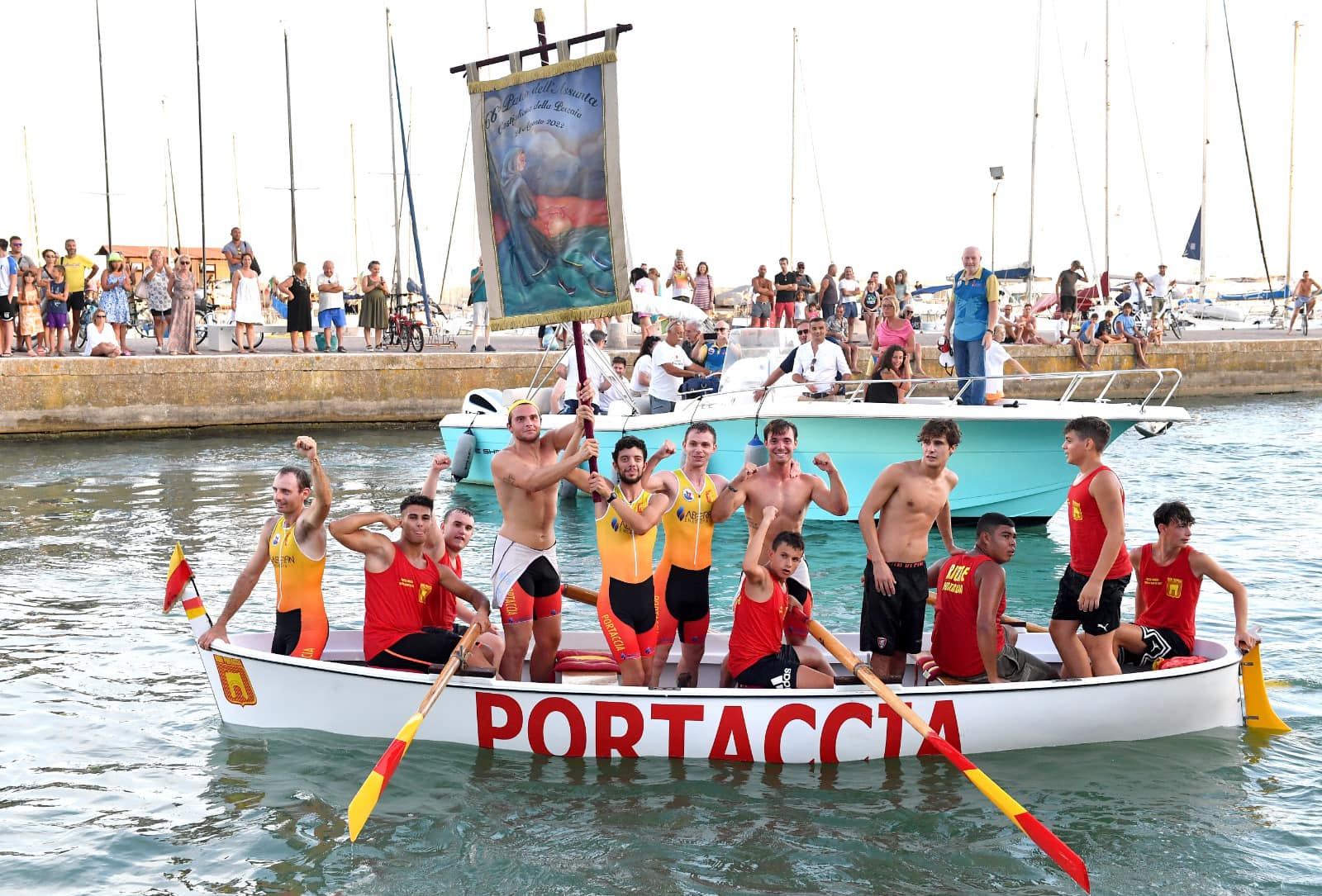Palio Castiglione della Pescaia: equipaggio Portaccia festeggia la vittoria. Regata storica.