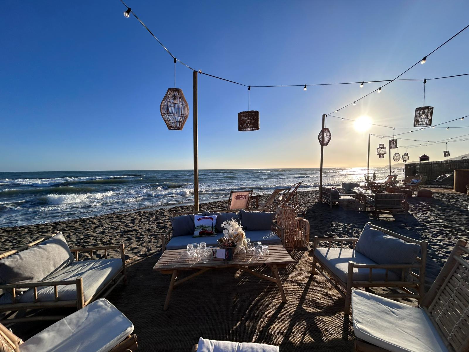 Bagno Le Cannucce: evento esclusivo sulla spiaggia con arredi in bambù, luci e vista mare. Location di prestigio.