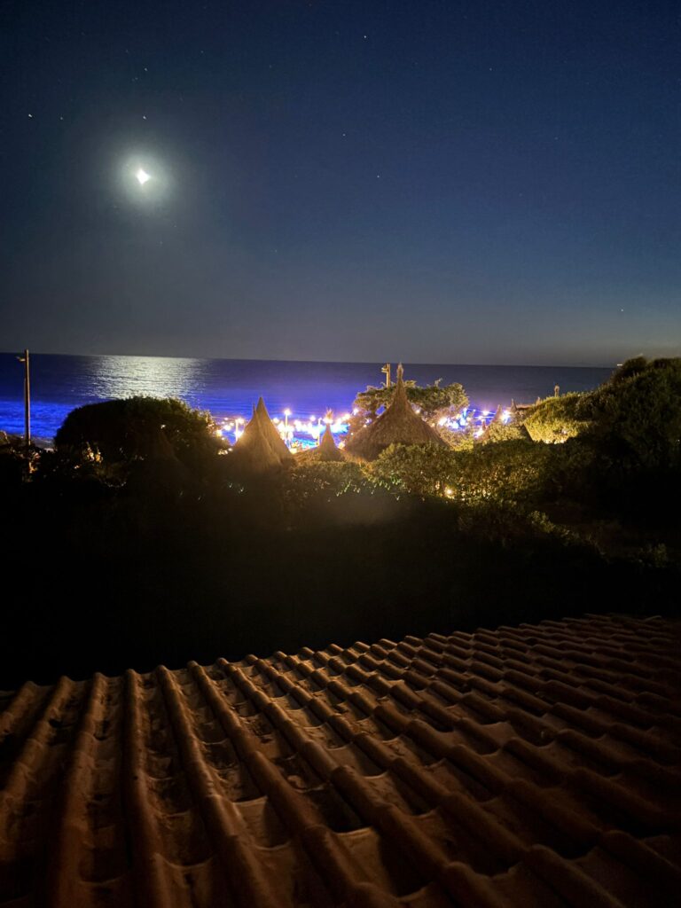 Spiaggia Le Cannucce di notte. Eventi esclusivi, location suggestiva con luna piena e luci soffuse sul mare.