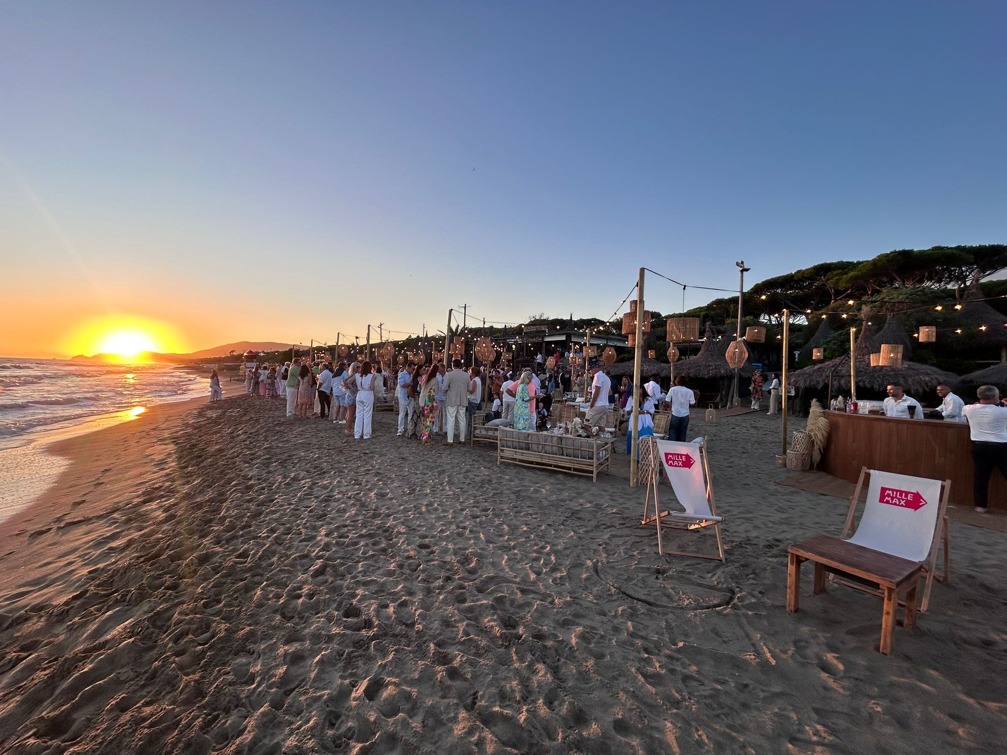 Evento esclusivo sulla spiaggia delle Cannucce al tramonto. Location di prestigio per feste e matrimoni indimenticabili.